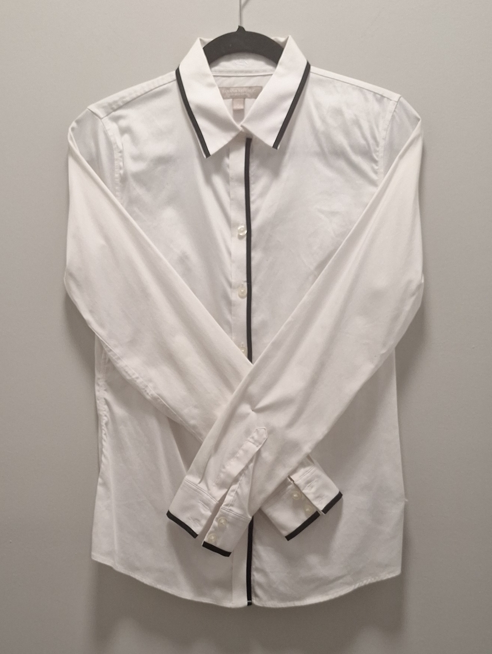 Banana Republic Non-Iron Fitted Button Down | White W. Black Trim | Size 8